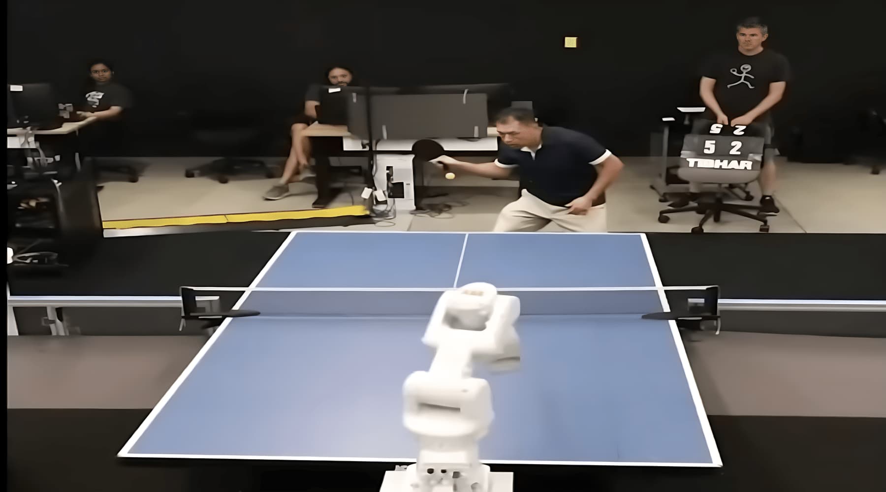 روبوت DeepMind يتحدى البشر في تنس الطاولة تطور الروبوتات: روبوت الذكاء الاصطناعي Google DeepMind يلعب تنس الطاولة ضد إنسان